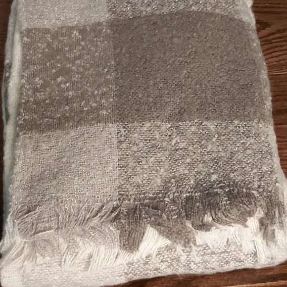 Oversized grey & white Scarf - Picture 6 of 13